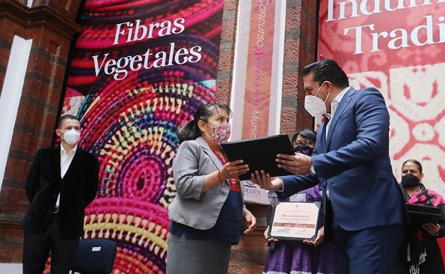 Entregan-reconocimientos-a-los-ganadores-del-9o-Concurso-Artesanal-Municipal-2020