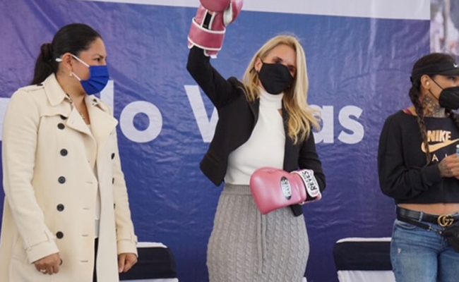 romina-contreras-guantes-y-cinturon